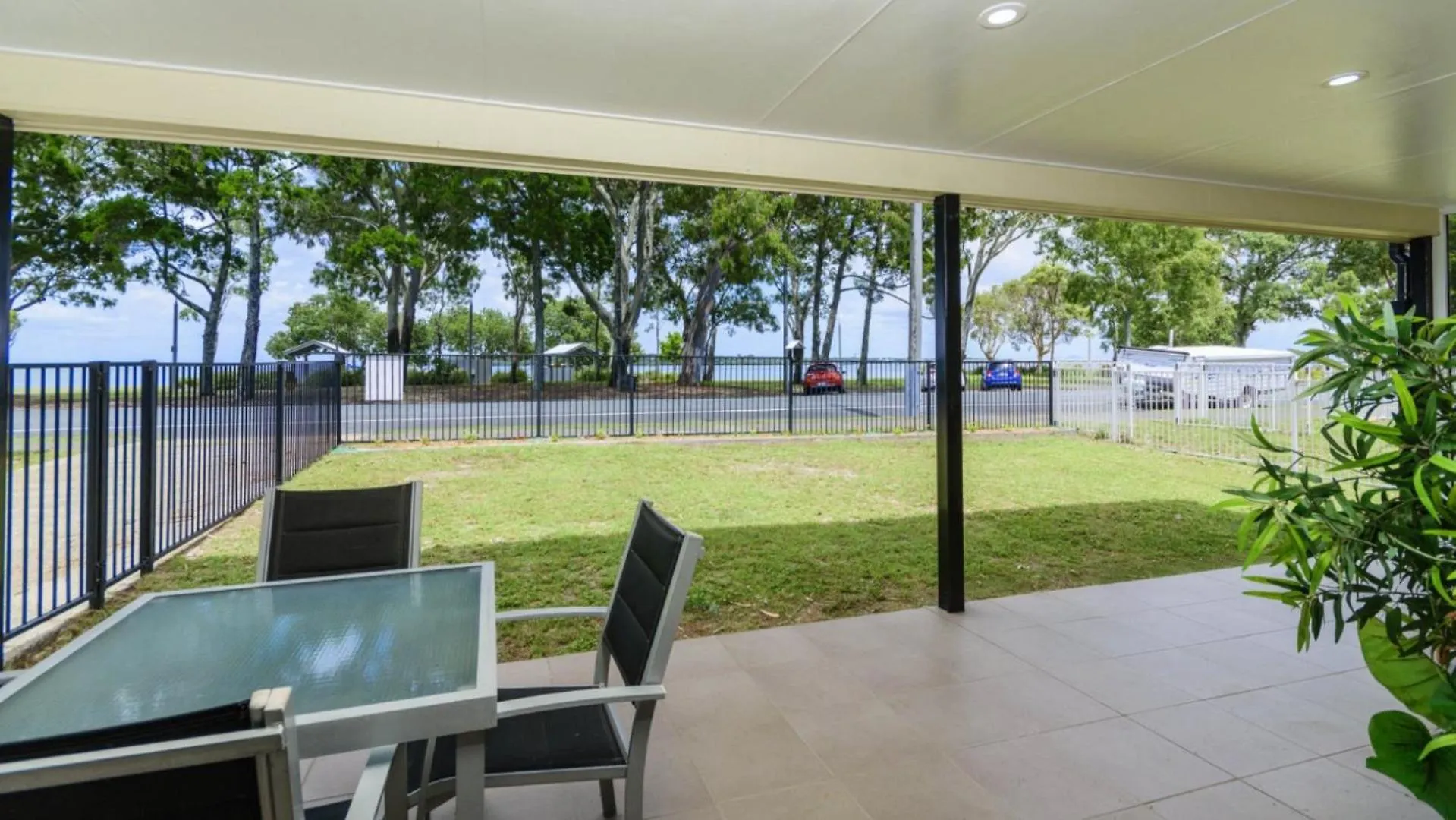 בית נופש Bongaree Ground Floor Air Conditioned, Fabulous Waterviews Overlooking Pumicestone Passage אוסטרליה